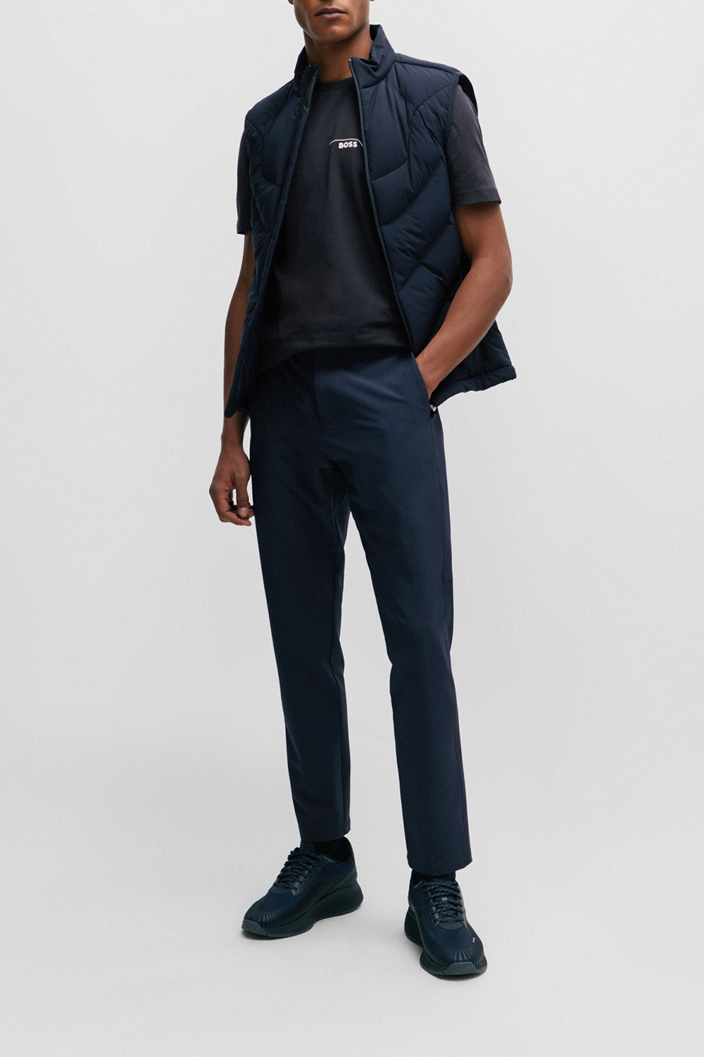 תמונת כל הלוק של חולצת טי